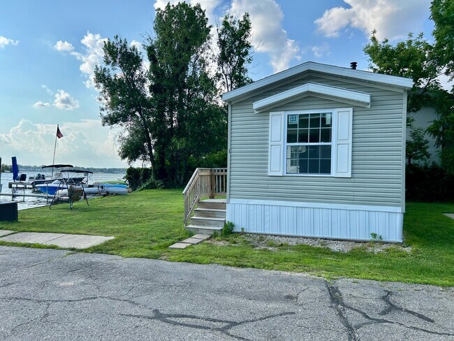 Building Photo - 3170 Orchard Lake Rd