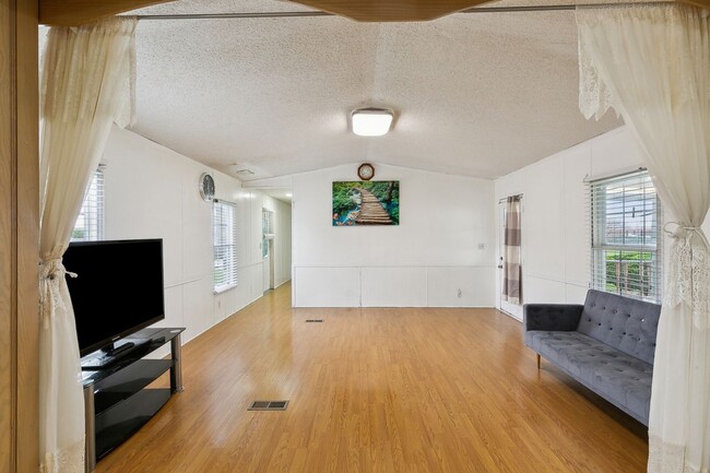 Building Photo - 121 Timber Ridge St