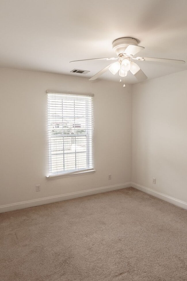 Building Photo - Three Bedroom on the Pond in Hearthstone Lakes Community