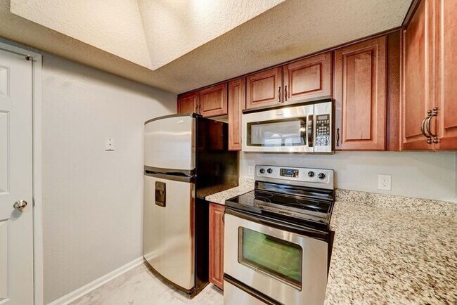 Building Photo - MOVE IN SPECIALS 2 weeks FREE - Townhouse with 2 Bedrooms 2 Bath!