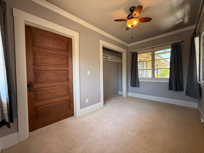 Building Photo - Fabulous Bankers Hill location 3 Bedroom Top-floor duplex unit