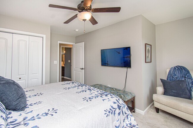 Building Photo - Spacious Home with Hot Tub, Fenced Yard an...