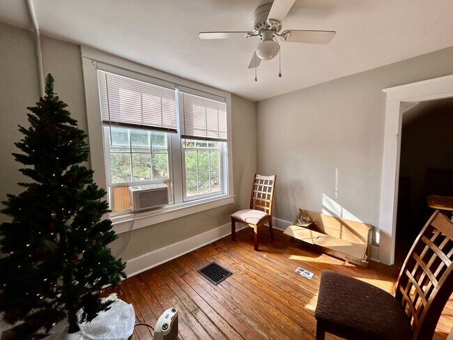 Building Photo - UK STUDENTS — LIVE RIGHT ACROSS FROM KROGER FIELD!