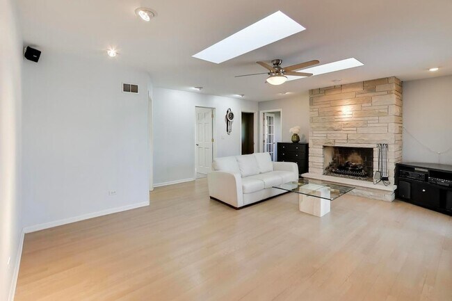 Building Photo - 2616 N Dryden Pl