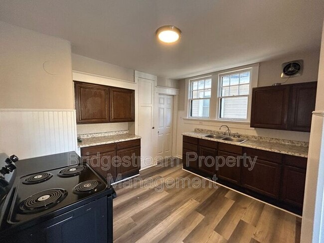 Building Photo - 517 Kenilworth Ave