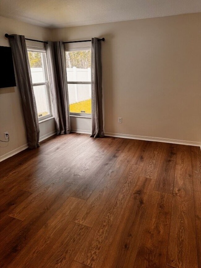 Building Photo - Beautiful 3 bedroom 2 bathroom home availa...