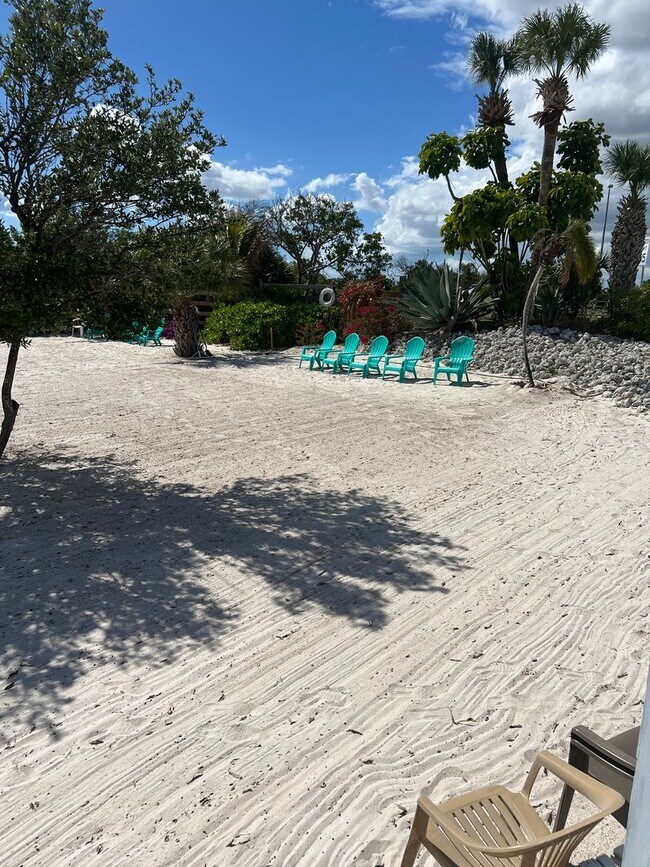 Building Photo - Located on the Myakka River in El Jo Bean  2nd floor