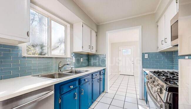 Building Photo - Large NE Heights 2 Bedroom Apartment