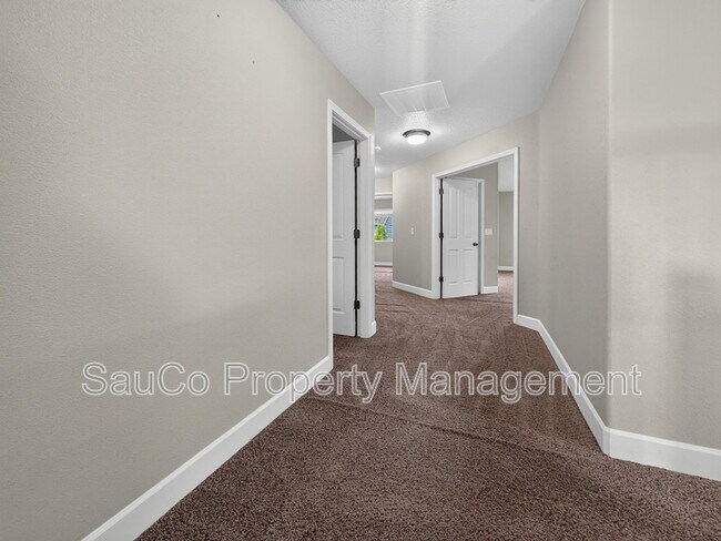 Building Photo - 3453 SE Hare Ave