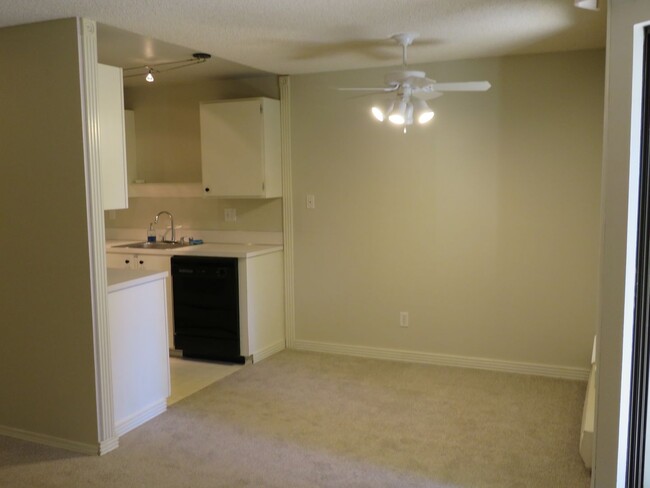 Building Photo - Totem Lake Cute 1bed/1bath ground floor Co...