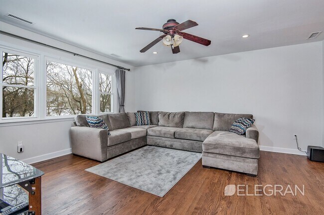 Building Photo - 200 Alpine Pl