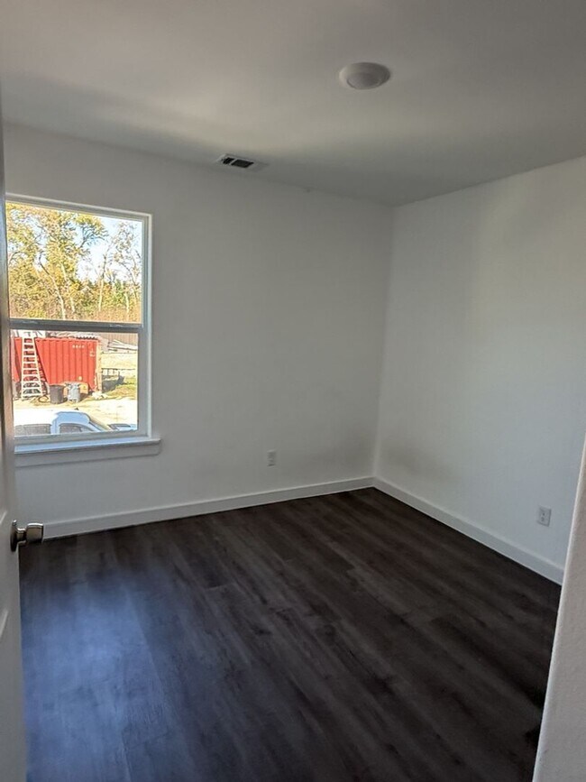 Building Photo - SECTION 8 ACCEPTED! $250 OFF A MONTH'S RENT!!! ***Ask about our No Cash Security Deposit Option***
