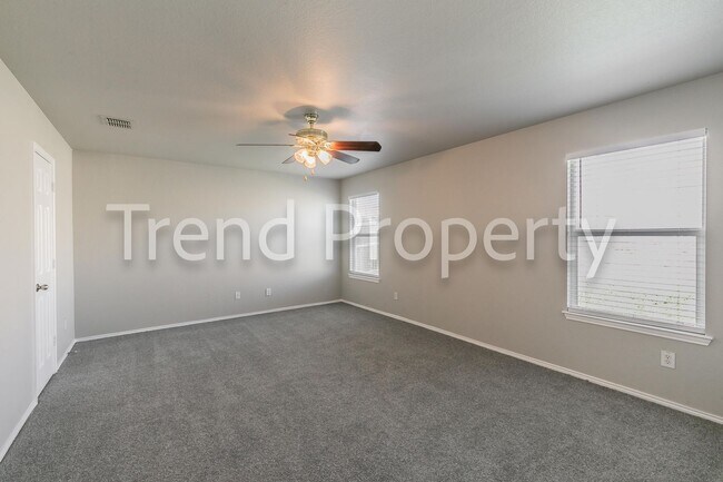 Building Photo - Beautiful Single Story 4 bedroom in Burles...