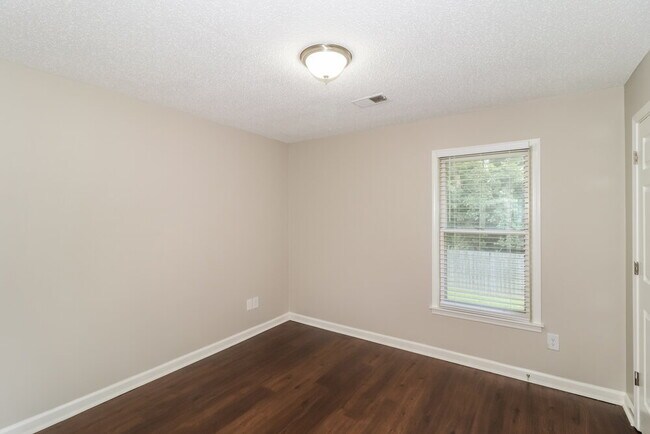 Building Photo - 8642 Tropicana Dr N