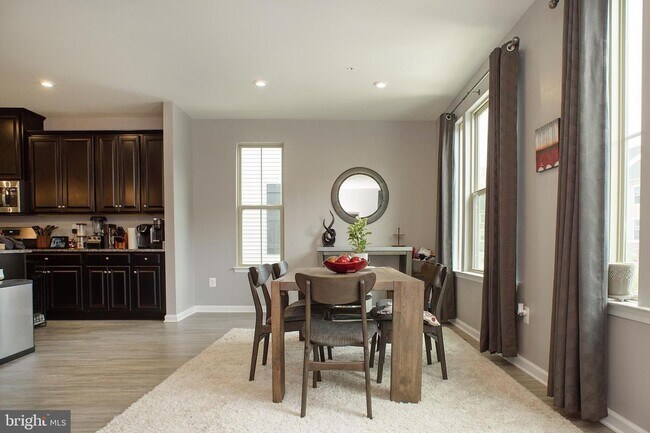 Building Photo - Stunning 3bd 2.5bth townhome in the Pondview community in Millersville.