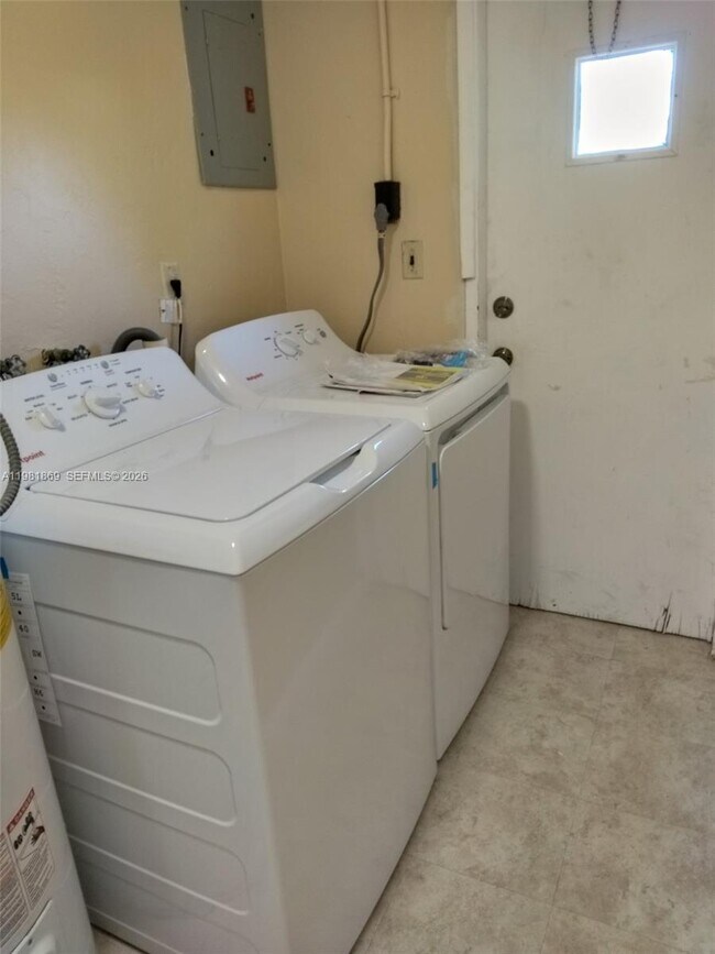 Building Photo - 2421 SW 6th St