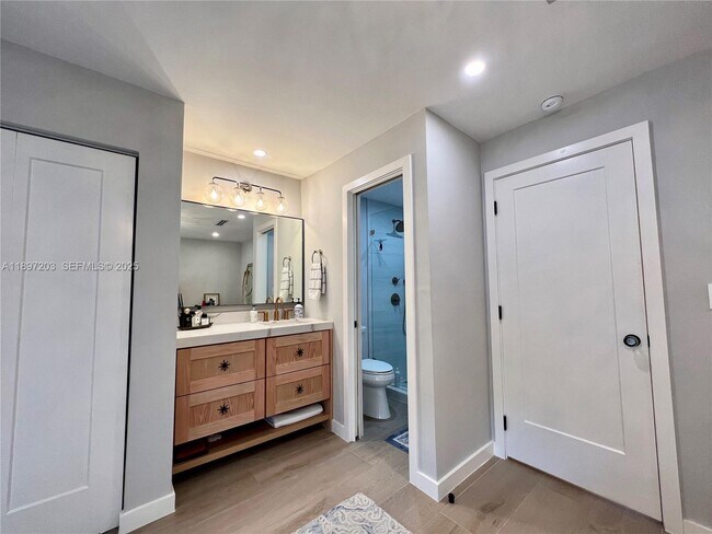 Building Photo - 3220 W Trade Ave