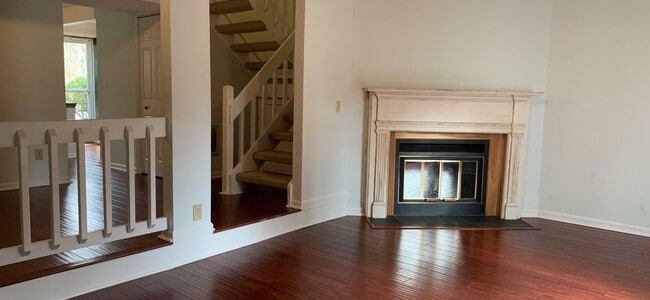 Building Photo - 3 Bedroom Townhome in Kings Grant