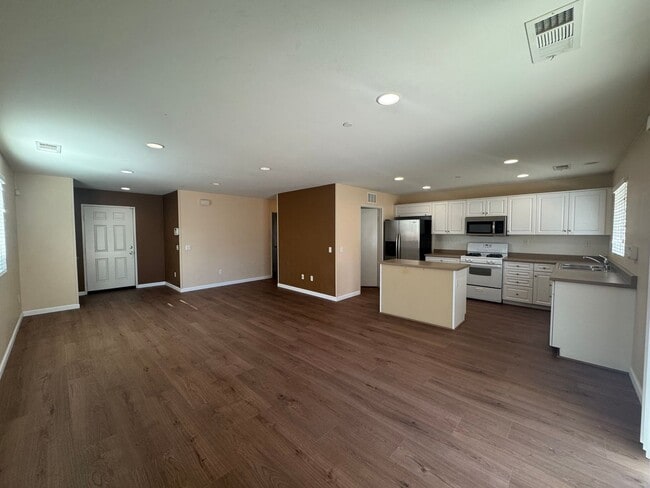Building Photo - Eco-Friendly Home in Victorville