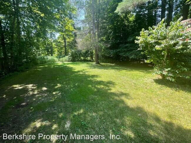 Building Photo - 3 br, 1.5 bath House - 65 Spadina
