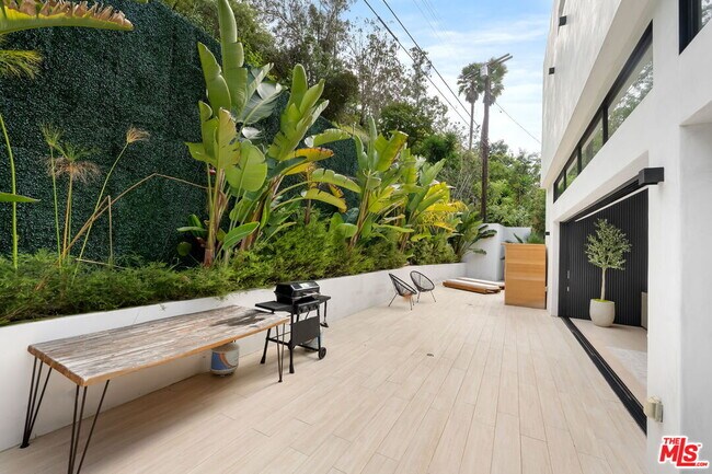 Building Photo - 2048 N Beverly Dr