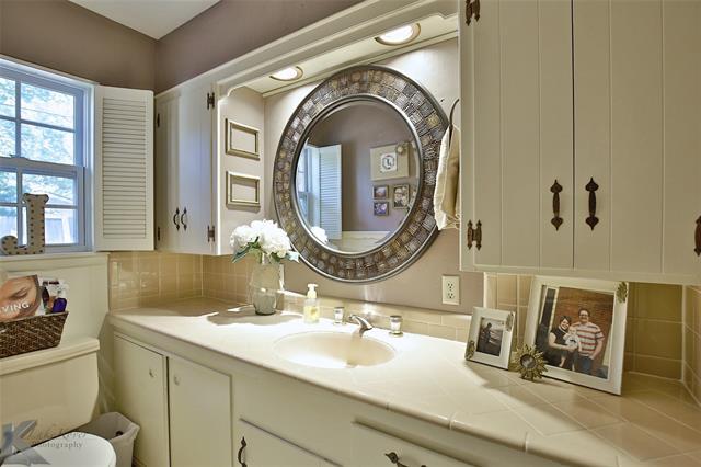 Building Photo - 2132 Sylvan Dr