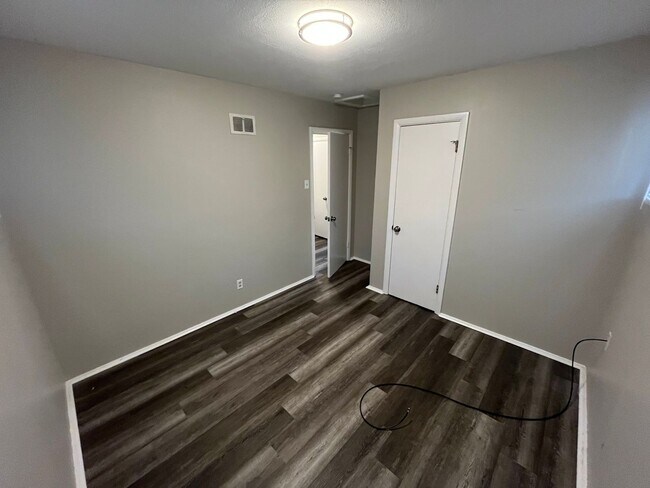 Building Photo - Recently Renovated Three Bedroom Move In R...