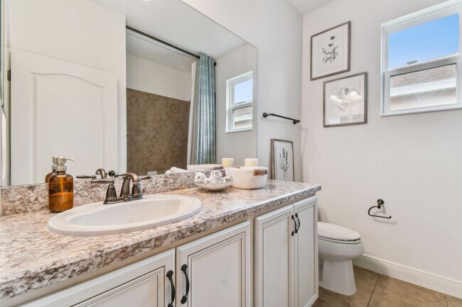 Building Photo - Spacious 4 Bed, 2 Bath Single Family Home ...