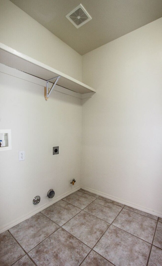 Building Photo - 8509 E Leigh Dr