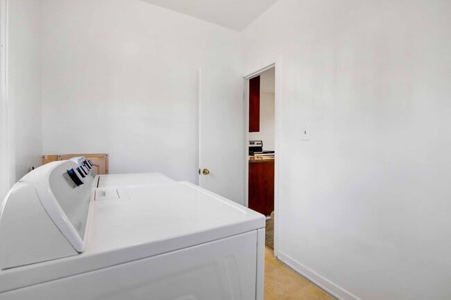 Building Photo - 15 Myrtle Ave