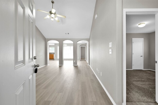 Building Photo - 2214 Shady Tree Ln