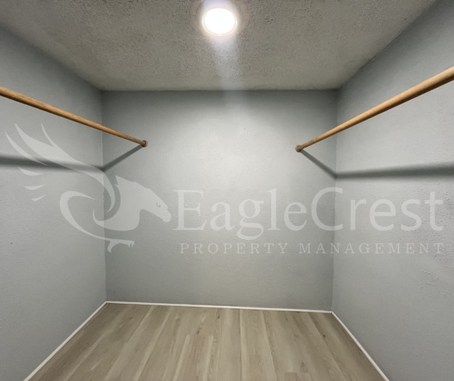 Building Photo - Comfortable 5 Bedroom Home with Modern Touches, Large Bedrooms & Front Porch