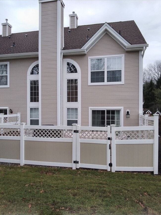 Building Photo - Beautifully upgraded Townhouse style condominium located in Hidden Meadows