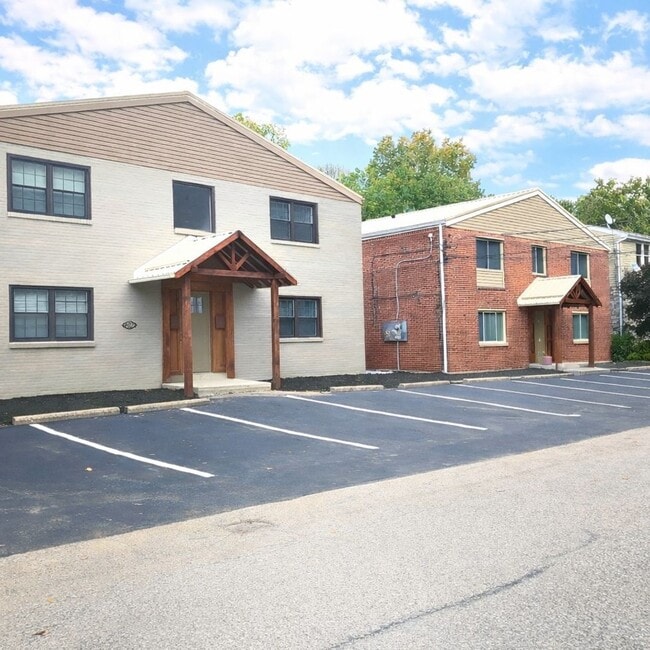 Building Photo - Avail Sept 1st: 2BR Apt in Crafton, 1 Off Street Parking, AC, W/D included, Quartz Countertops, D...