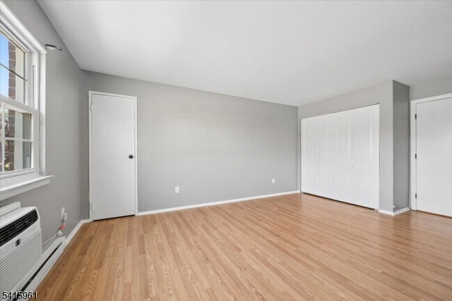 Building Photo - 807 Eves Dr