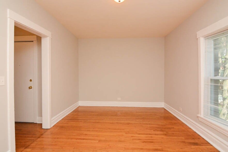 Building Photo - 4708 N Racine Ave