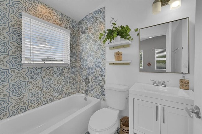 Building Photo - 640 NE 17th Way