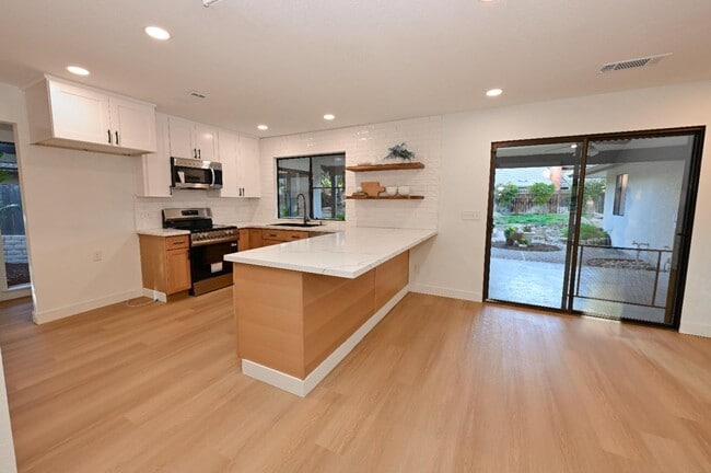 Building Photo - 8418 N Del Mar Ave