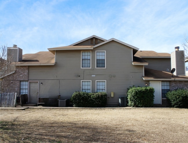 Building Photo - 2214 Creekside Ln