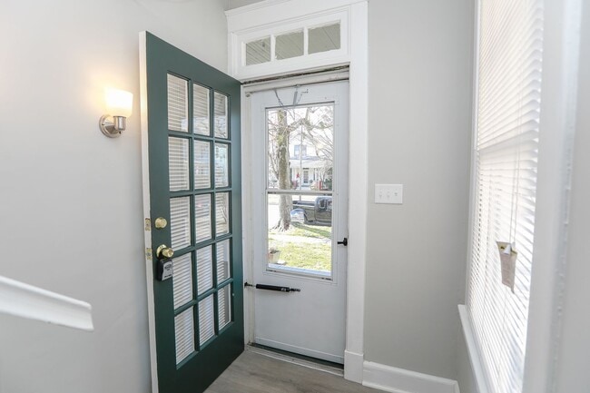 Building Photo - Spacious apartment for rent in Portsmouth ...