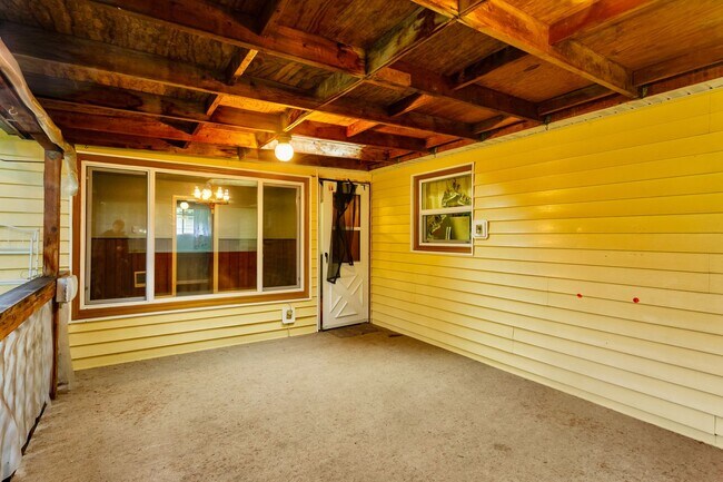 Building Photo - AVAILABLE FOR RENT – Beautiful 4BD / 2BA Home in Tacoma!