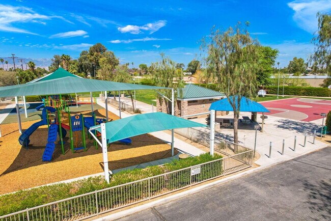 Building Photo - 2-Bedrooms and 2-Bathrooms Home Palm Desert