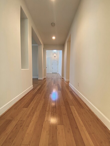 Building Photo - 1042 Tulloch Dr