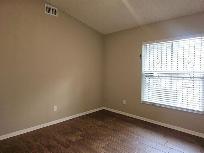 Building Photo - 1528 Ridge Pointe Dr