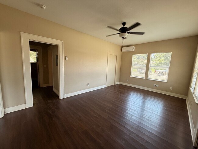 Building Photo - 1425 Quintana Rd