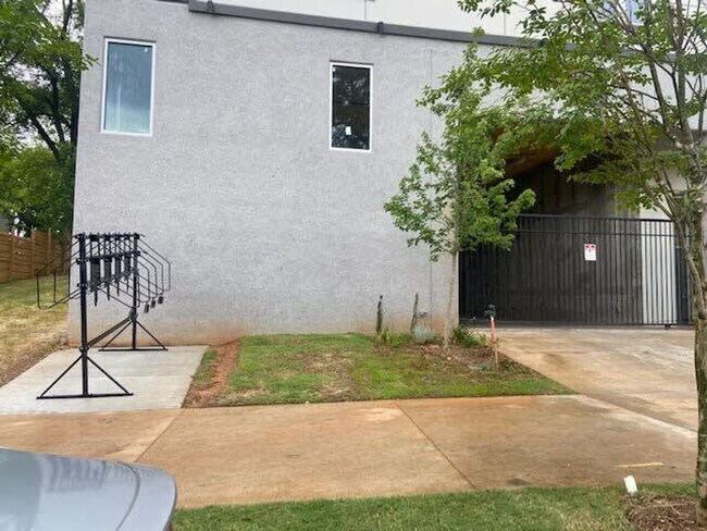 Building Photo - 525 Parkway Dr NE