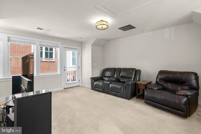 Building Photo - 711 McKenzie Ave