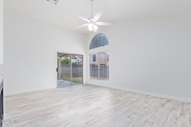 Building Photo - 509 E Rimrock Dr