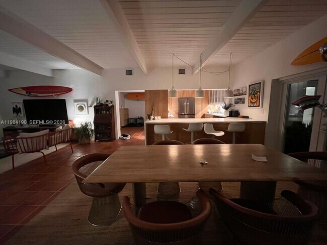 Building Photo - 240 Greenwood Dr