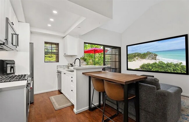 Building Photo - Upstairs Condo - Remodeled!